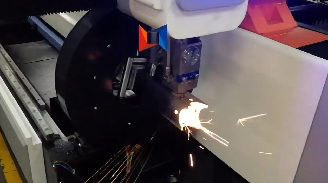 領秀激光LXF1530光纖激光切割機切割直徑70MM方形鋼管